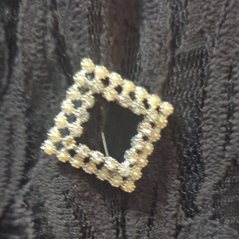 Square Rhinestone And Pearl Brooch Pin - Picture 2 of 8